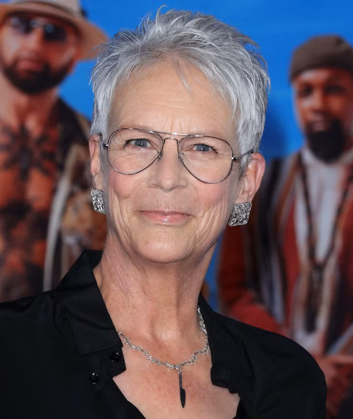 Jamie Lee Curtis (64 tuổi): Jamie chắc chắn lão hóa cũng tự nhiên như làn da mịn màng của em bé. Cô ấy nói: "Lão hóa là sự tiến hóa của con người ở dạng thuần khiết".