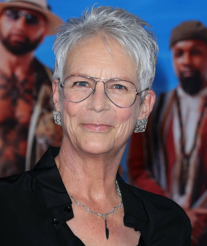 Jamie Lee Curtis (64 tuổi): Jamie chắc chắn lão hóa cũng tự nhiên như làn da mịn màng của em bé. Cô ấy nói: "Lão hóa là sự tiến hóa của con người ở dạng thuần khiết". Jamie Lee Curtis (64 tuổi): Jamie chắc chắn lão hóa cũng tự nhiên như làn da mịn màng của em bé. Cô ấy nói: "Lão hóa là sự tiến hóa của con người ở dạng thuần khiết".