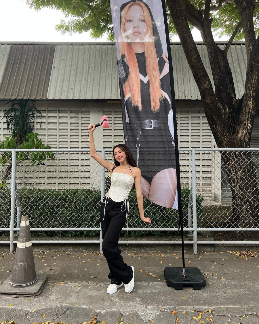 Hoa hậu Thùy Tiên trang điểm nhẹ nhàng nhưng không kém phần quyến rũ, nổi bật. Hoa hậu Thùy Tiên trang điểm nhẹ nhàng nhưng không kém phần quyến rũ, nổi bật.