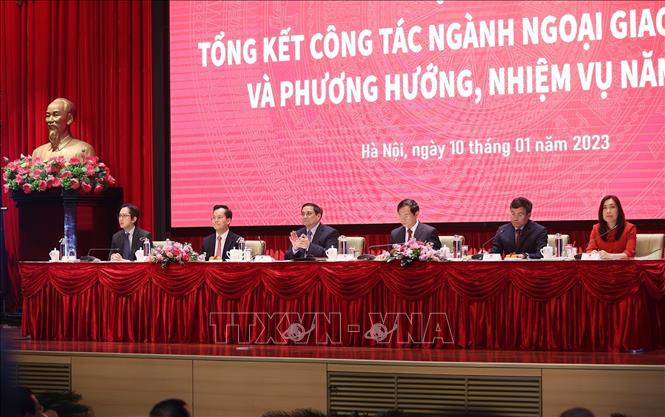 Thủ tướng Phạm Minh Chính và Bộ trưởng Bộ ngoại giao Bùi Thanh Sơn cùng các Thứ trưởng Bộ Ngoại giao chủ trì hội nghị. Thủ tướng Phạm Minh Chính và Bộ trưởng Bộ ngoại giao Bùi Thanh Sơn cùng các Thứ trưởng Bộ Ngoại giao chủ trì hội nghị.