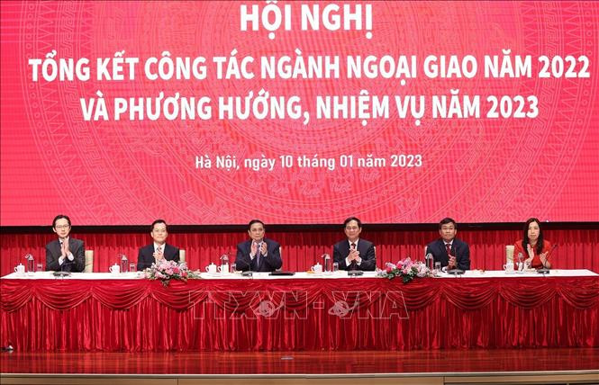 Thủ tướng Phạm Minh Chính và Bộ trưởng Bộ ngoại giao Bùi Thanh Sơn cùng các Thứ trưởng Bộ Ngoại giao chủ trì hội nghị. Thủ tướng Phạm Minh Chính và Bộ trưởng Bộ ngoại giao Bùi Thanh Sơn cùng các Thứ trưởng Bộ Ngoại giao chủ trì hội nghị.