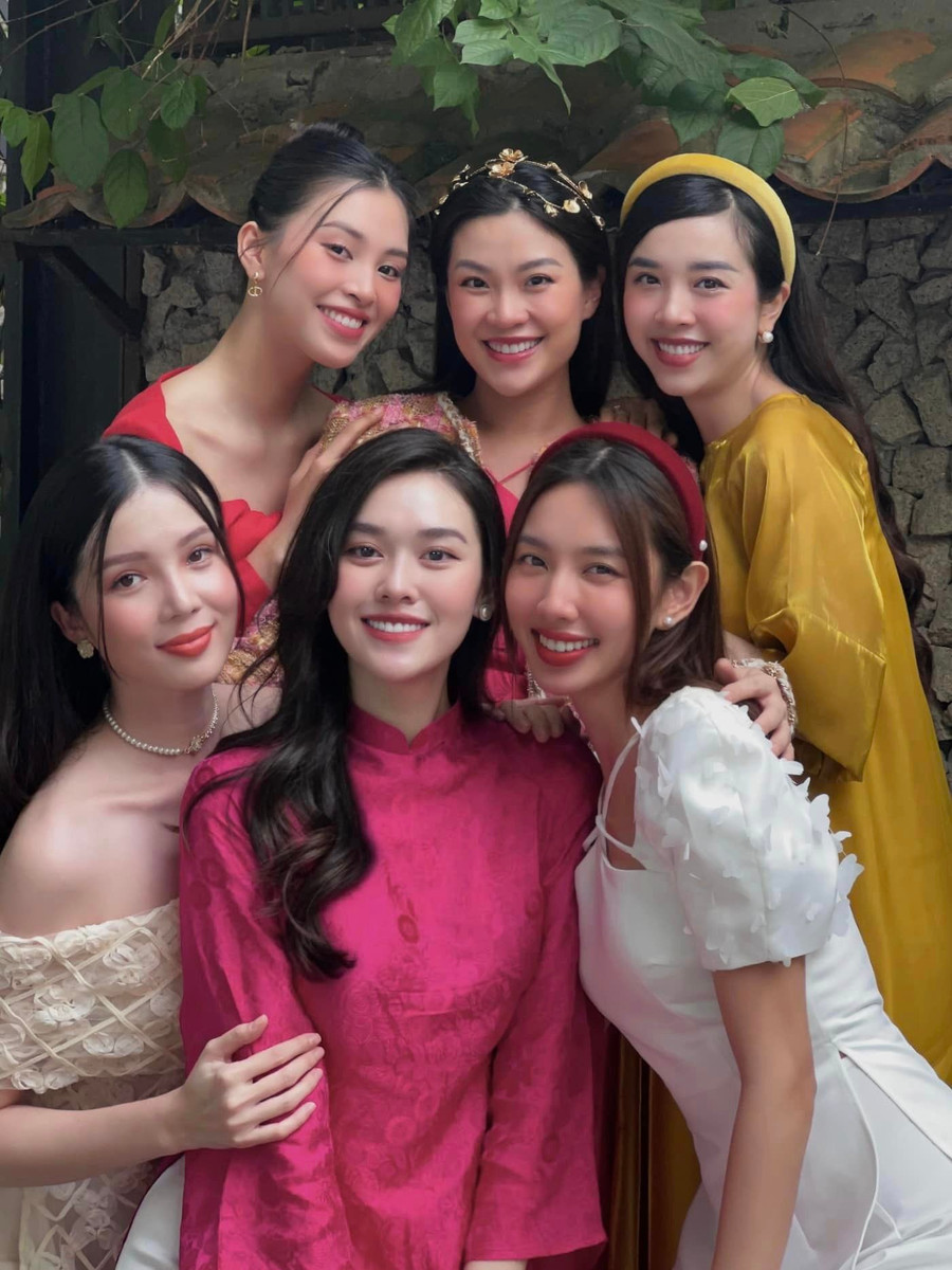 Á hậu Tường San hài hước viết: "Chị em tui 28 Tết ạ. Hẹn nhau up tấm hình mà bất ổn lắm ạ". Á hậu Tường San hài hước viết: "Chị em tui 28 Tết ạ. Hẹn nhau up tấm hình mà bất ổn lắm ạ".