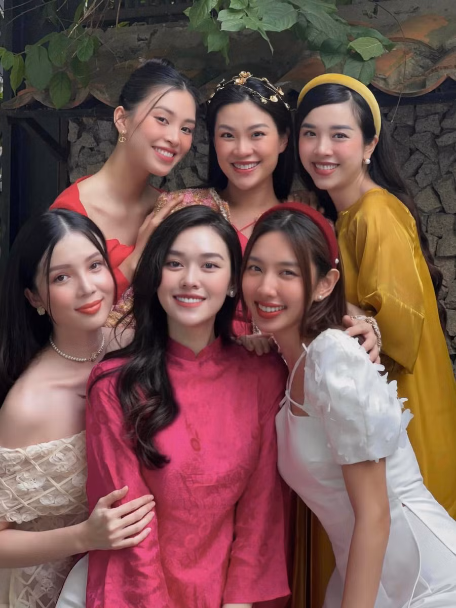 Á hậu Tường San hài hước viết: "Chị em tui 28 Tết ạ. Hẹn nhau up tấm hình mà bất ổn lắm ạ".