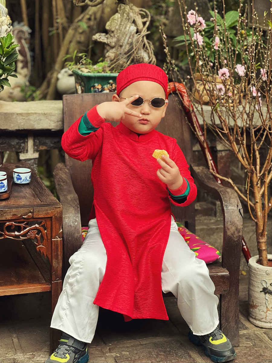 Dù không còn hoạt động nghệ thuật sôi nổi nhưng cuộc sống hiện tại của Trà My Idol và gia đình vẫn được cư dân mạng vô cùng quan tâm. Đặc biệt là Hayden (tên thật Tô Gia Hưng) - con trai út của Trà My Idol còn thu hút lượng người hâm mộ đông đảo nhờ vẻ ngoài đáng yêu và loạt biểu cảm &quot;khó đỡ&quot;. Nhân dịp đầu xuân năm mới, 2 cậu con trai cưng của Trà My Idol đã có màn lên đồ cực chất với tà áo dài có màu sắc vô cùng nổi bật.