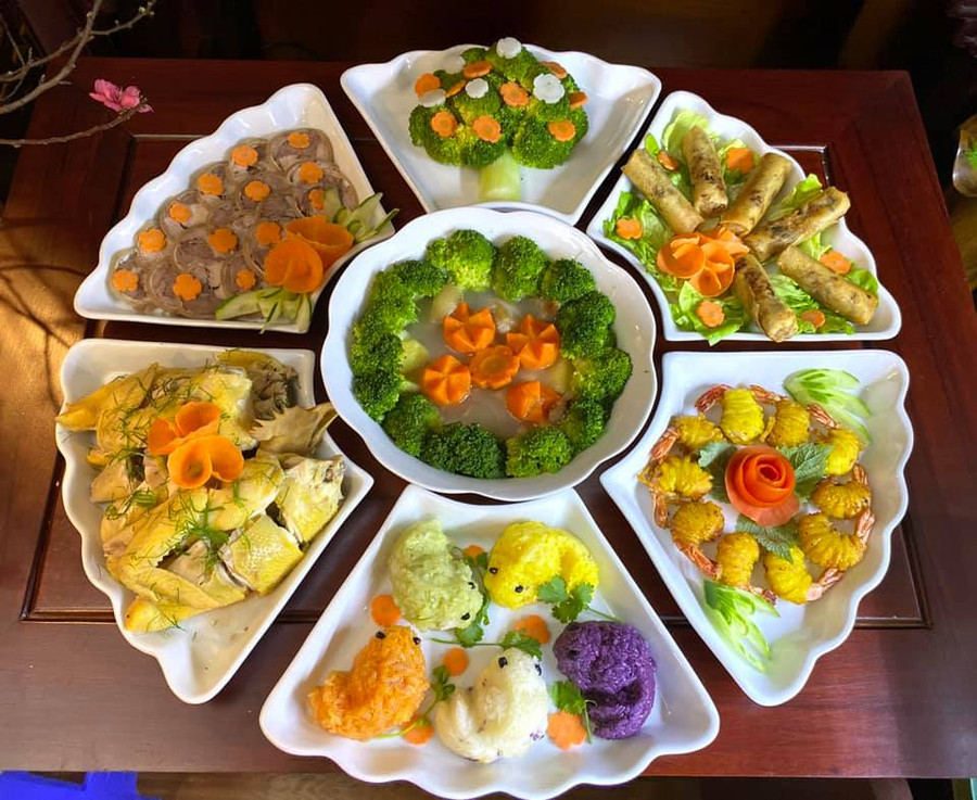 Mâm cúng được bày trí vô cùng đẹp mắt của chị Ngoc An Nguyen trên nhóm Yêu Bếp. Chị viết: &quot;Năm nào cũng vậy, vào dịp này nhà mình chuẩn bị mâm cỗ tươm tất thành tâm dâng kính Thần linh, Tổ tiên và tiễn ông Công ông táo về trời&quot;.