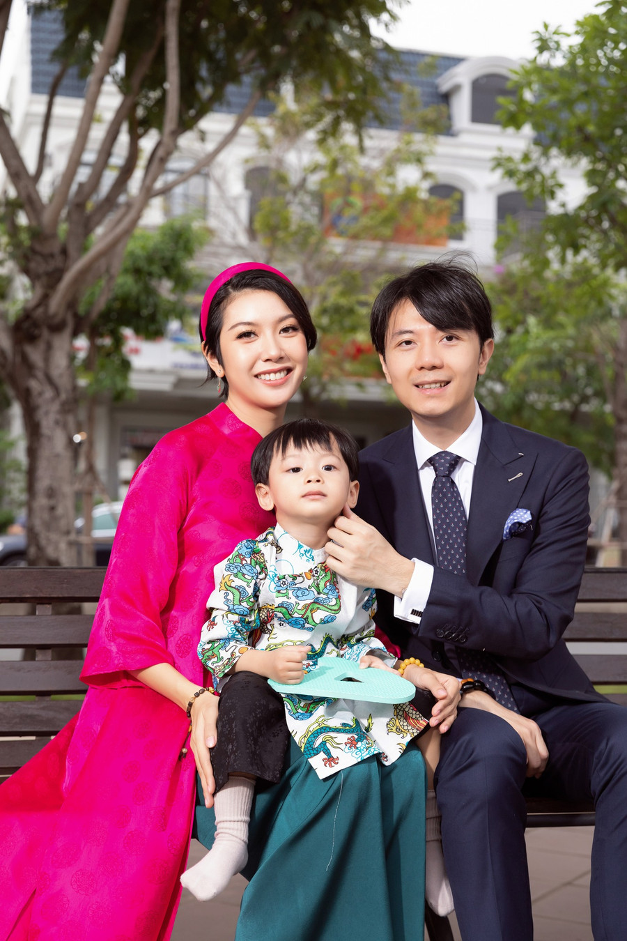 Á hậu Thúy Vân hạnh phúc cùng chồng và cậu con trai cưng. Trên trang cá nhân, Thúy Vân cũng không quên gửi lời chúc mừng năm mới tới tất cả mọi người: "Thúy Vân cùng gia đình xin gửi lời chúc đến tất cả mọi người một năm mới thật nhiều thành công và may mắn, công việc luôn được thuận buồm xuôi gió, sức khỏe đủ đầy, gia đình an yên. Cảm ơn tất cả các bạn đã luôn yêu thương, quan tâm và ủng hộ cho Thúy Vân cũng như các dự án mà Vân đã và đang thực hiện. Trong năm mới, Vân cũng hy vọng sẽ thực hiện thêm nhiều dự án có ý nghĩa và mang thông điệp tích cực hơn nữa cho cộng đồng. Hãy luôn theo dõi và ủng hộ Vân nhé!". Á hậu Thúy Vân hạnh phúc cùng chồng và cậu con trai cưng. Trên trang cá nhân, Thúy Vân cũng không quên gửi lời chúc mừng năm mới tới tất cả mọi người: "Thúy Vân cùng gia đình xin gửi lời chúc đến tất cả mọi người một năm mới thật nhiều thành công và may mắn, công việc luôn được thuận buồm xuôi gió, sức khỏe đủ đầy, gia đình an yên. Cảm ơn tất cả các bạn đã luôn yêu thương, quan tâm và ủng hộ cho Thúy Vân cũng như các dự án mà Vân đã và đang thực hiện. Trong năm mới, Vân cũng hy vọng sẽ thực hiện thêm nhiều dự án có ý nghĩa và mang thông điệp tích cực hơn nữa cho cộng đồng. Hãy luôn theo dõi và ủng hộ Vân nhé!".