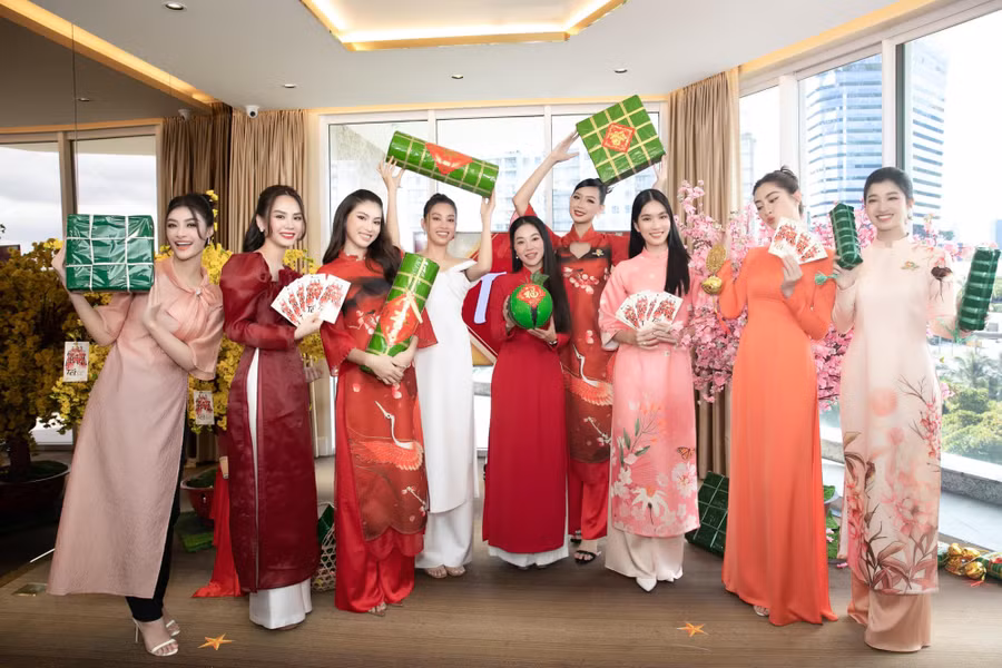 Dàn hoa, á hậu mỗi người lựa chọn một mẫu áo dài với đủ màu sắc, kiểu dáng khác nhau.