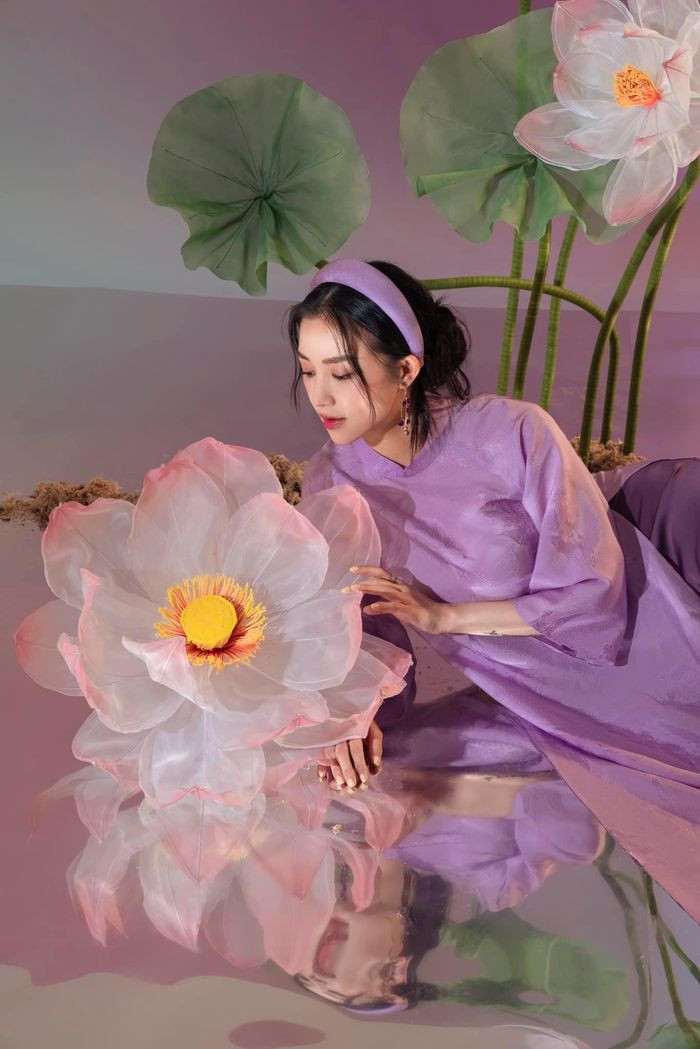 Hotgirl Salim lựa chọn mẫu áo dài màu tím đơn giản nhưng không kém phần tinh tế.