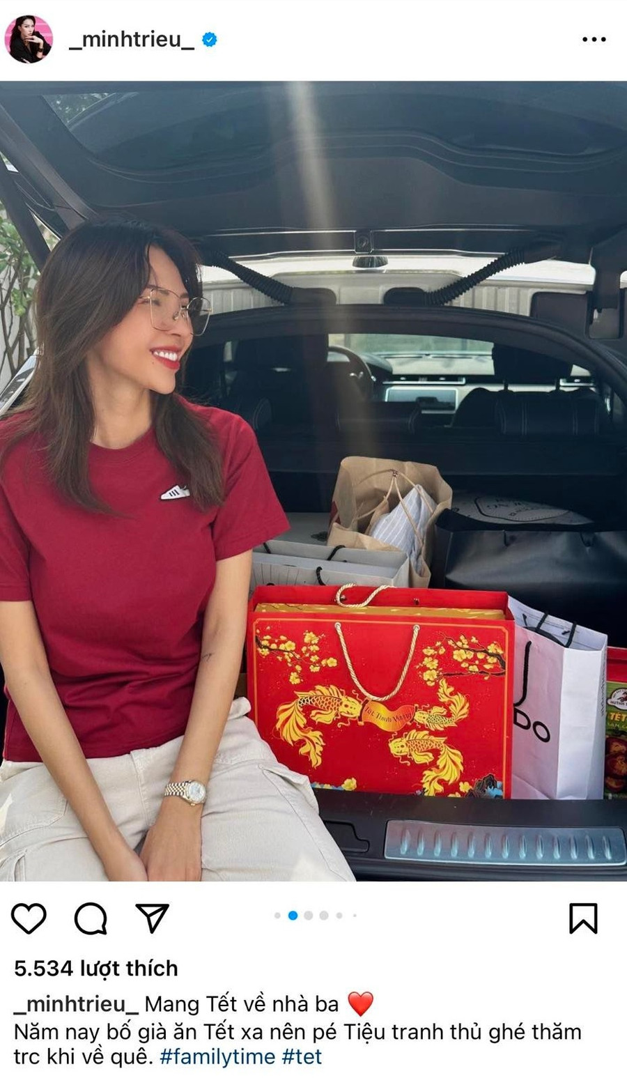 Chỉ còn vài ngày nữa là tới tết nên siêu mẫu Minh Triệu đã sắm đủ quà Tết để dành tặng cho cha. Năm nay, nàng mẫu chuẩn bị bánh kẹo, mứt Tết, quần áo và giày mới để biếu ba. Siêu mẫu chia sẻ: &quot;Mang Tết về nhà ba. Năm nay bố già ăn Tết xa nên bé Triệu tranh thủ ghé thăm trước khi về quê&quot;.