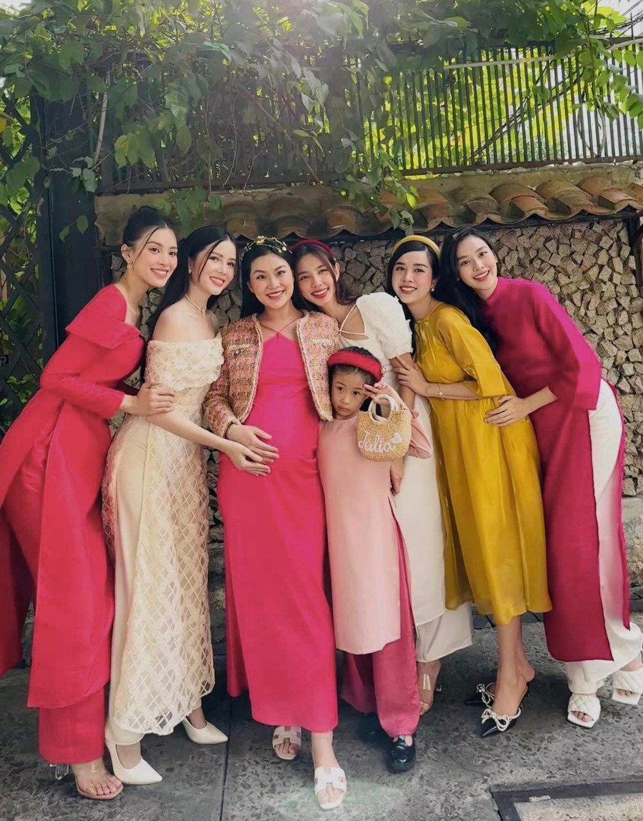 Đặc biệt, chụp cùng hội chị em Hoa hậu còn có sự xuất hiện của con gái Á hậu Diễm Trang. Đặc biệt, chụp cùng hội chị em Hoa hậu còn có sự xuất hiện của con gái Á hậu Diễm Trang.