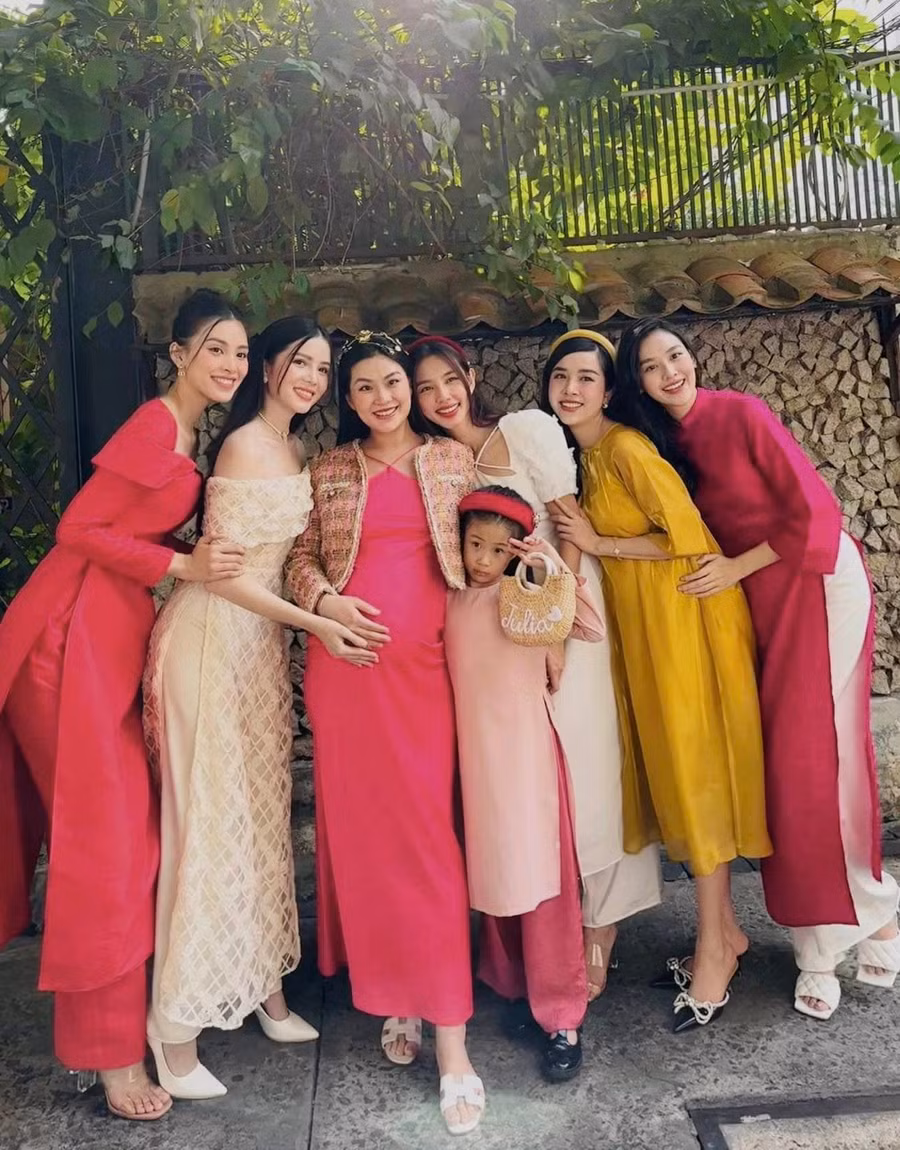 Đặc biệt, chụp cùng hội chị em Hoa hậu còn có sự xuất hiện của con gái Á hậu Diễm Trang.