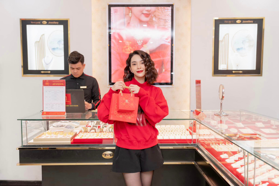 Nữ diễn viên xinh đẹp Quỳnh Lương chia sẻ: Người ta chọn mua vàng cuối năm, còn Quỳnh thì mua đầu năm cho lộc lá mà cũng sát ngày “Vía thần tài” luôn, quá tiện còn gì. Nữ diễn viên xinh đẹp Quỳnh Lương chia sẻ: Người ta chọn mua vàng cuối năm, còn Quỳnh thì mua đầu năm cho lộc lá mà cũng sát ngày “Vía thần tài” luôn, quá tiện còn gì.