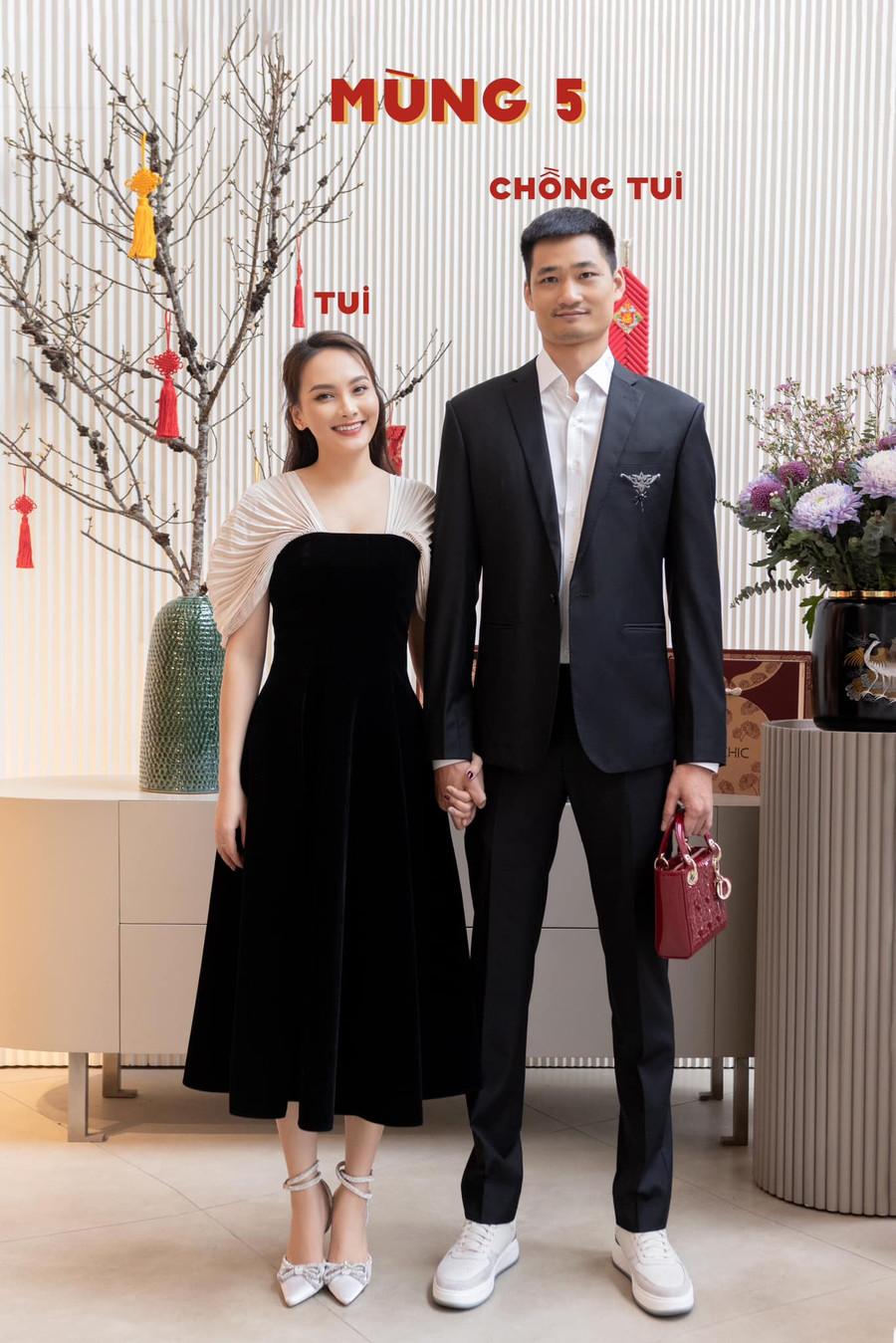 Nữ diễn viên Bảo Thanh lên đồ rực rỡ đón Tết nhưng &apos;nó lạ lắm&apos;.