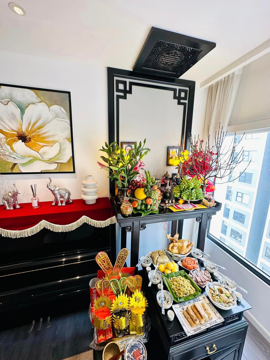 Diễn viên Minh Hương chia sẻ mâm cúng ông Công, ông Táo của gia đình mình: &quot;23 tháng Chạp! Kính tiễn các Ông Táo và chuẩn bị chào đón năm mới 2023&quot;.