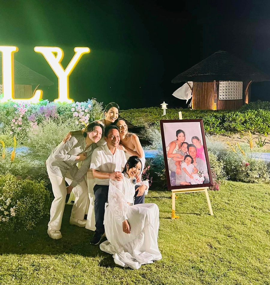 Gia đình nhỏ hạnh phúc của diva Mỹ Linh và nhạc sĩ Anh Quân. Gia đình nhỏ hạnh phúc của diva Mỹ Linh và nhạc sĩ Anh Quân.