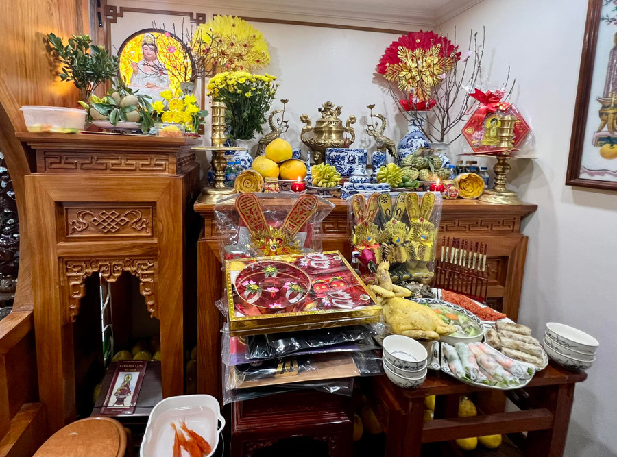 NSND Tự Long cũng chuẩn bị rất chu đáo cho ngày quan trọng này. Nam nghệ sĩ viết: &quot;Hôm nay ông táo về trời. Báo cáo chuyện đời suốt một năm qua. Ông đi đúng ngày hai ba. Lúc ông về nhà là đêm ba mươi. Lửa ông sưởi bếp bao người. Nhà nhà yên ổn đời đời ấm no. Cha con tình nghĩa vợ chồng. Trong ngoài gia đạo thuận hoà an vui&quot;.