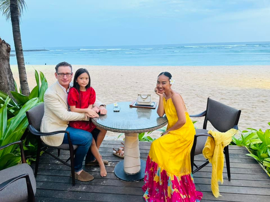 Ca sĩ Đoan Trang vi vu Bali cùng chồng con. Cô chia sẻ: &quot;Sáng nay đã làm được cái chuyện dậy sớm lúc 5:45 để đón mặt trời mọc! Sẵn dành chỗ cái cabana để cắm trại nguyên ngày ngoài biển&quot;.
