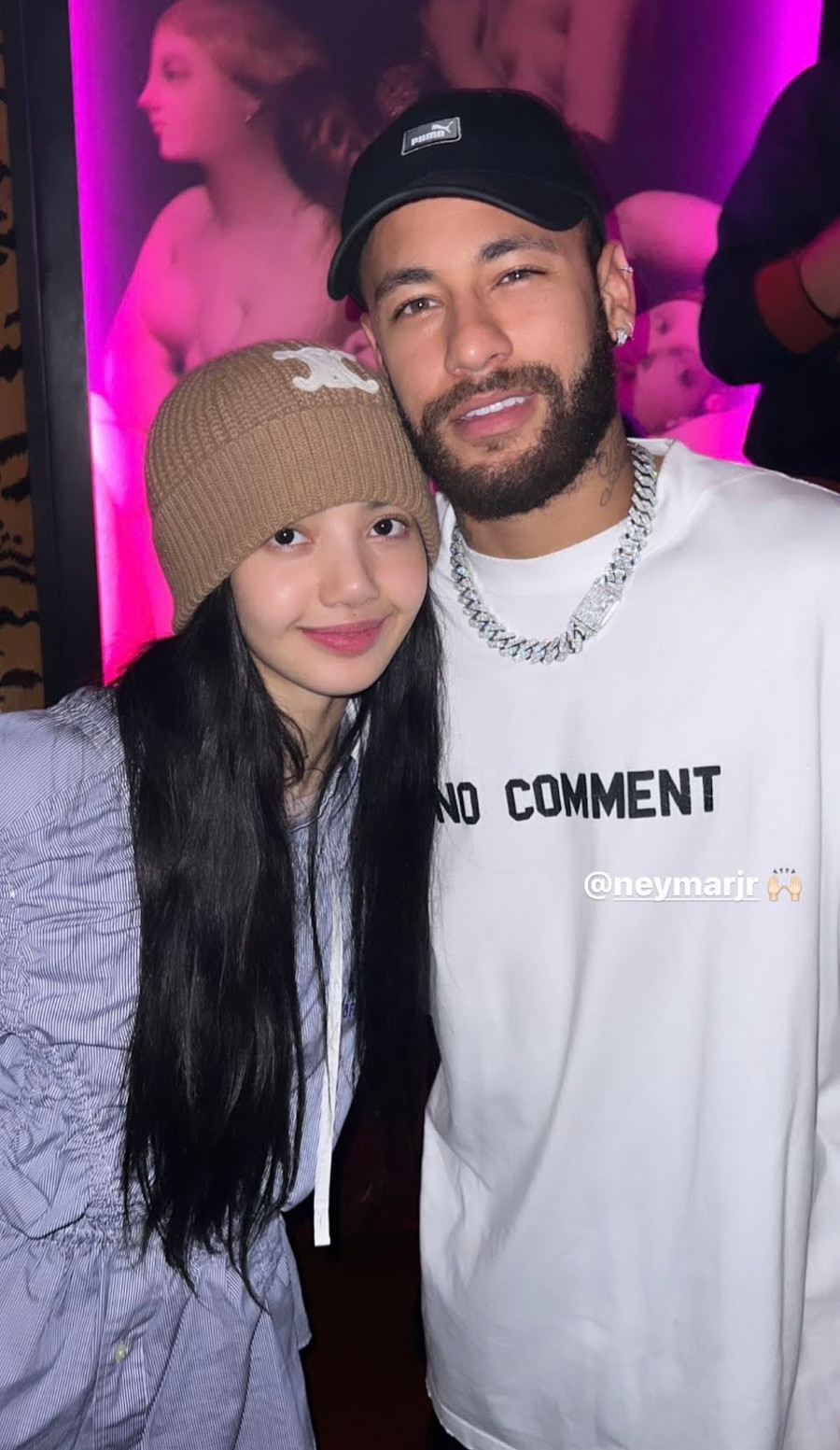 Lisa (BlackPink) chụp ảnh cùng Neymar. Lisa (BlackPink) chụp ảnh cùng Neymar.