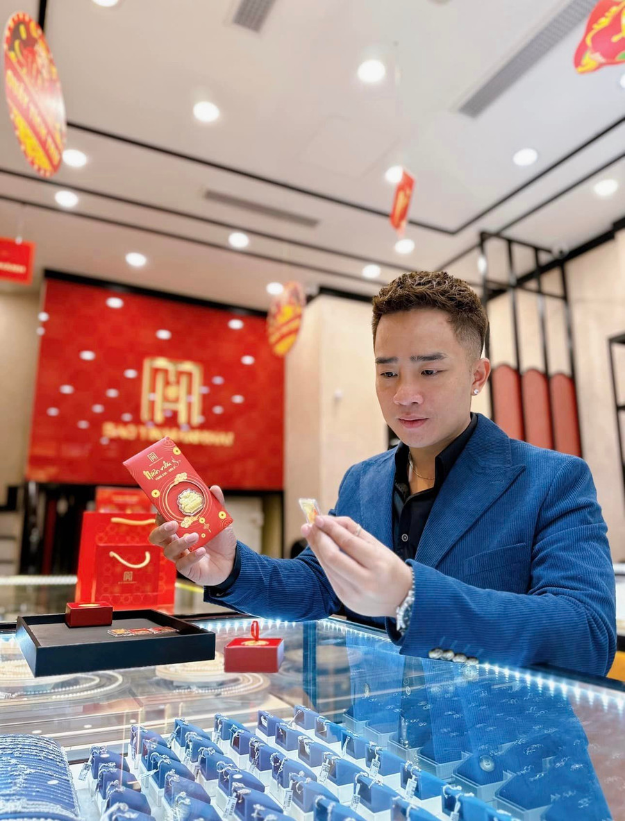 Nam diễn viên Duy Nam cũng nhập hội sắm vàng ngày vía Thần Tài từ rất sớm. Đồng thời anh cho biết chưa năm nào mình bỏ thói quen này, dù mua ít hay mua nhiều. Nam diễn viên Duy Nam cũng nhập hội sắm vàng ngày vía Thần Tài từ rất sớm. Đồng thời anh cho biết chưa năm nào mình bỏ thói quen này, dù mua ít hay mua nhiều.