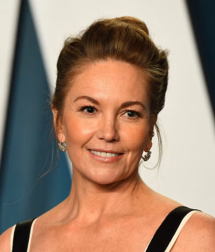 Diane Lane (57 tuổi): Diane thành thật nói rằng đôi khi cô lo lắng về nếp nhăn, bọng mắt và làn da chảy xệ. Nhưng cô cho rằng những thay đổi này là tự nhiên, sớm muộn gì chúng cũng xảy ra với tất cả mọi người và đó là điều bình thường.