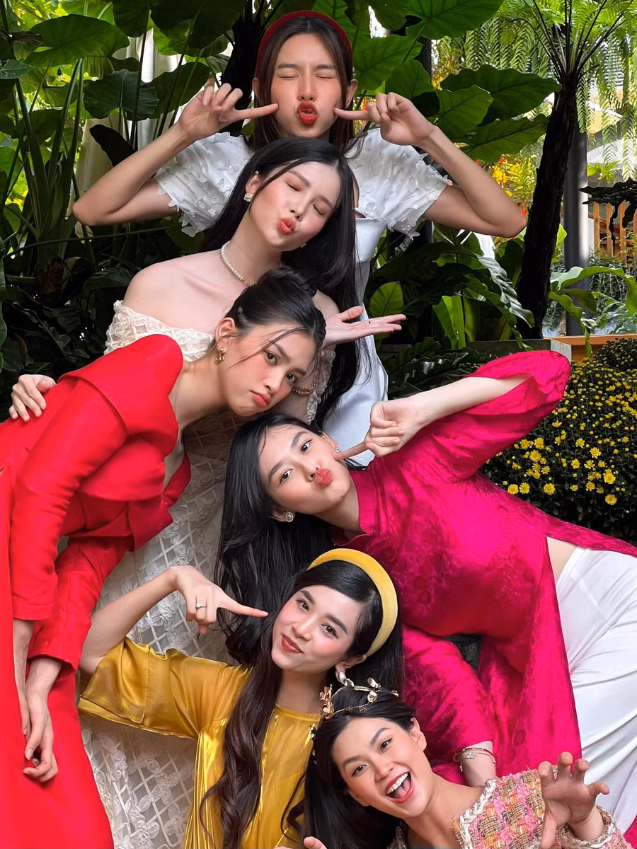 Hoa hậu Thùy Tiên chia sẻ: "Đến hẹn lại lên, chị em du Xuân ăn Tết".