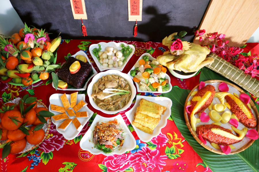 Mâm cỗ cúng ông Công, ông Táo của chị Thu Huong Vu được chia sẻ trên nhóm Yêu Bếp: &quot;Mâm cúng truyền thống tươm tất tiễn Táo Quân về trời và một vài món truyền thống trong mâm cỗ Hà Nội. Những món này mình hay nấu vào các ngày Rằm, mùng 1, Lễ Tết. Các món truyền thống người Bắc xưa cũng không có nhiều món như ngày nay. Chỉ là thêm chút biến tấu cho phong phú hợp với thời đại. Nhưng dù có biến tấu thế nào thì mình luôn thấy ẩm thực truyền thống là sự hội tụ tinh hoa của đất trời trong tâm hồn người Việt&quot;, chị Hương viết.