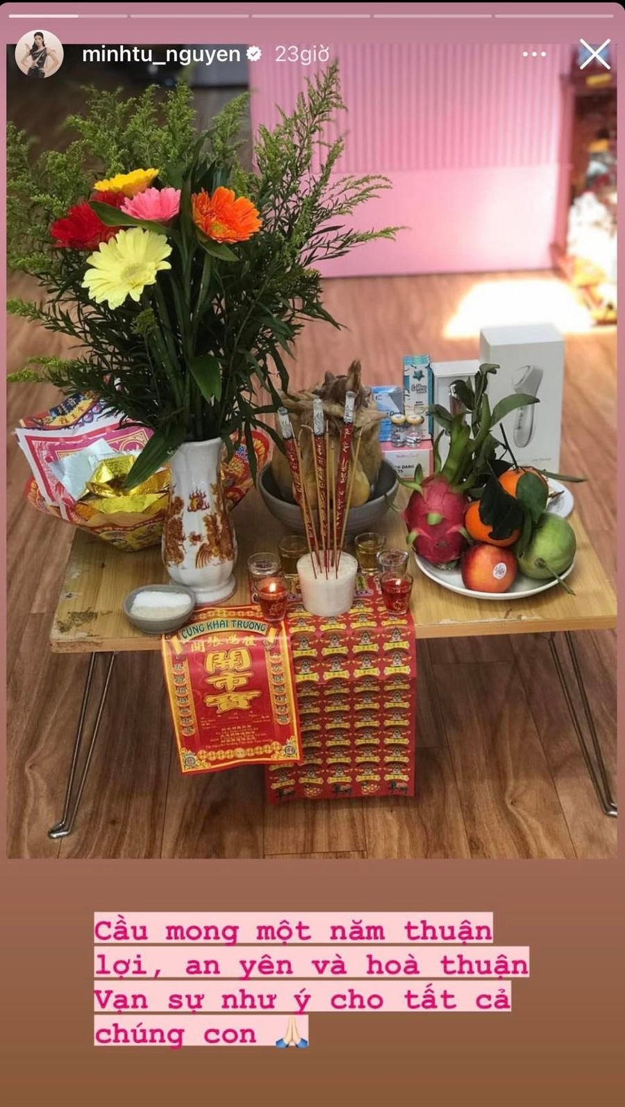 Siêu mẫu Minh Tú chuẩn bị lễ cúng Thần Tài. Cô chia sẻ: "Cầu mong một năm thuận lợi, an yên và hòa thuận, vạn sự như ý cho tất cả chúng con". Siêu mẫu Minh Tú chuẩn bị lễ cúng Thần Tài. Cô chia sẻ: "Cầu mong một năm thuận lợi, an yên và hòa thuận, vạn sự như ý cho tất cả chúng con".