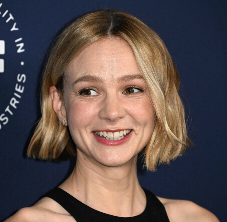 Carey Mulligan (37 tuổi): Carey cũng có trải nghiệm tương tự. Nữ diễn viên đã đến một phòng khám để loại bỏ những nếp nhăn nhỏ quanh mắt và hy vọng sẽ được giới thiệu một loại kem dưỡng nhưng thay vào đó, họ đề nghị tiêm một chút botox và cô từ chối. Carey Mulligan (37 tuổi): Carey cũng có trải nghiệm tương tự. Nữ diễn viên đã đến một phòng khám để loại bỏ những nếp nhăn nhỏ quanh mắt và hy vọng sẽ được giới thiệu một loại kem dưỡng nhưng thay vào đó, họ đề nghị tiêm một chút botox và cô từ chối.