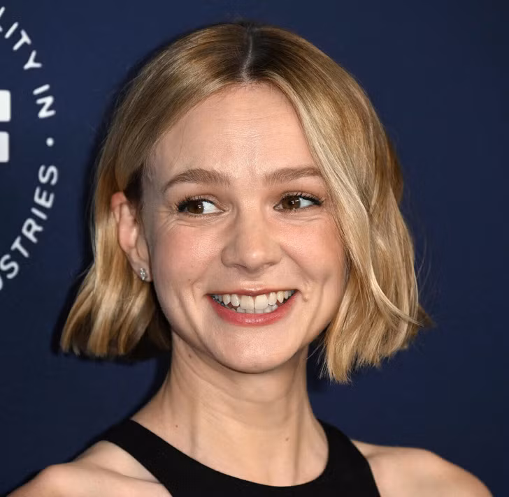 Carey Mulligan (37 tuổi): Carey cũng có trải nghiệm tương tự. Nữ diễn viên đã đến một phòng khám để loại bỏ những nếp nhăn nhỏ quanh mắt và hy vọng sẽ được giới thiệu một loại kem dưỡng nhưng thay vào đó, họ đề nghị tiêm một chút botox và cô từ chối.