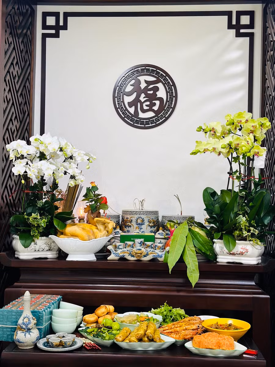 Ngọc Hà – vợ NSND Công Lý đã chuẩn bị mâm cúng ông Công, ông Táo từ rất sớm. Trên trang cá nhân, Ngọc Hà viết: "Tiễn ông Táo về chầu trời!". Có thể thấy, mâm cúng ông Công, ông Táo nhà NSND Công Lý được chuẩn bị vô cùng kỹ lưỡng và đẹp mắt.