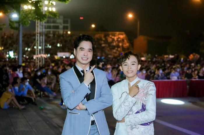 Danh ca Ngọc Sơn và ca sĩ trẻ Hồ Văn Cường. Danh ca Ngọc Sơn và ca sĩ trẻ Hồ Văn Cường.