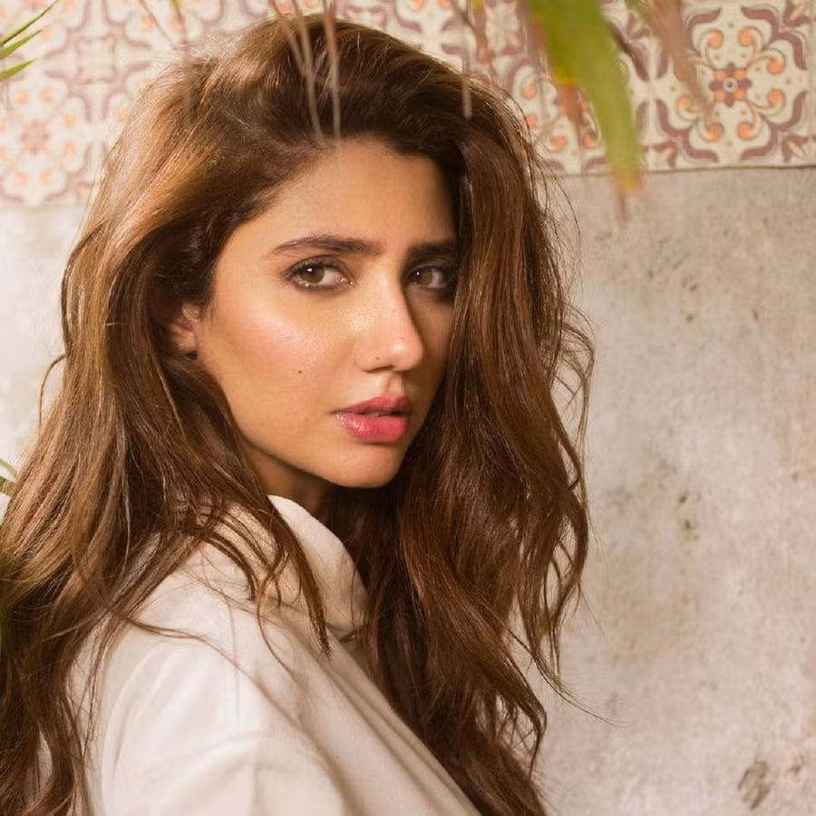 Vị trí số 9: Mahira Khan là một nữ diễn viên người Pakistan nổi tiếng với vai diễn Khirad Hussain trong bộ phim tình cảm lãng mạn Humsafar, bộ phim mà cô đã nhận được nhiều lời khen ngợi. Cô cũng đã tham gia diễn xuất trong các bộ phim thành công của Pakistan như Bin Roye (2015), Ho Mann Jahaan (2015), 7 Din Mohabbat In (2018) và Superstar (2019). Vị trí số 9: Mahira Khan là một nữ diễn viên người Pakistan nổi tiếng với vai diễn Khirad Hussain trong bộ phim tình cảm lãng mạn Humsafar, bộ phim mà cô đã nhận được nhiều lời khen ngợi. Cô cũng đã tham gia diễn xuất trong các bộ phim thành công của Pakistan như Bin Roye (2015), Ho Mann Jahaan (2015), 7 Din Mohabbat In (2018) và Superstar (2019).