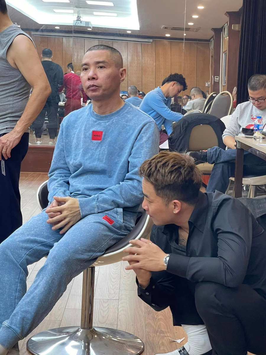 NSND Công Lý ở lại tới tận đêm khuya để tập luyện cùng dàn Táo. NSND Công Lý ở lại tới tận đêm khuya để tập luyện cùng dàn Táo.