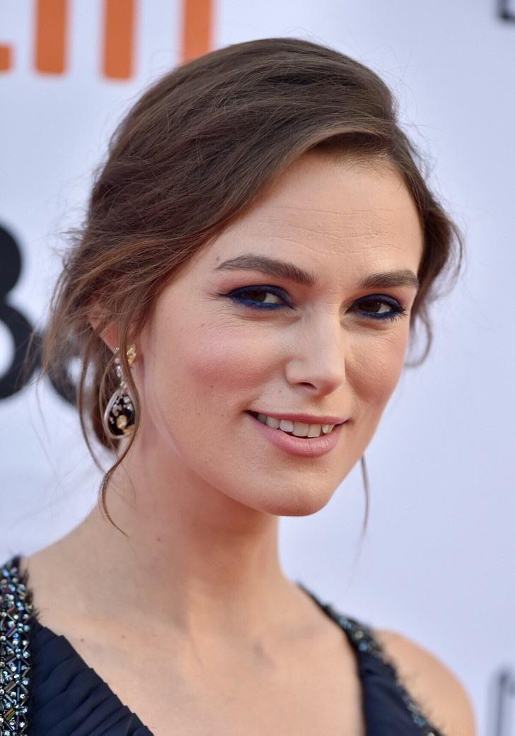 Keira Knightley (37 tuổi): Trong một cuộc phỏng vấn của mình, Keira nói rằng cô ấy được truyền cảm hứng từ những người phụ nữ có mái tóc bạc và nếp nhăn. Nữ diễn viên cho biết cô muốn già đi một cách tự nhiên và trông giống những người phụ nữ bình thường khác khi về già. Keira Knightley (37 tuổi): Trong một cuộc phỏng vấn của mình, Keira nói rằng cô ấy được truyền cảm hứng từ những người phụ nữ có mái tóc bạc và nếp nhăn. Nữ diễn viên cho biết cô muốn già đi một cách tự nhiên và trông giống những người phụ nữ bình thường khác khi về già.