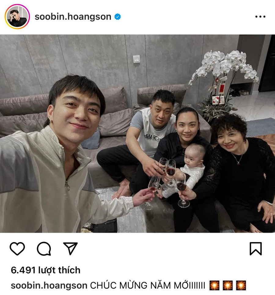 Nam ca sĩ Soobin Hoàng Sơn quây quần bên gia đình và gửi lời chúc mừng năm mới tới mọi người. Nam ca sĩ Soobin Hoàng Sơn quây quần bên gia đình và gửi lời chúc mừng năm mới tới mọi người.
