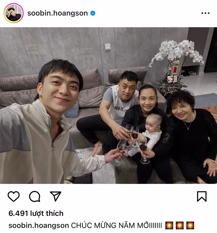 Nam ca sĩ Soobin Hoàng Sơn quây quần bên gia đình và gửi lời chúc mừng năm mới tới mọi người.