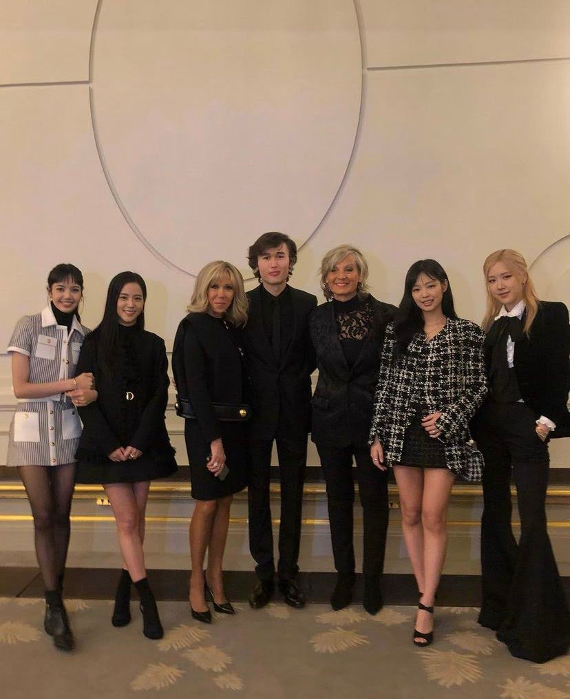 4 cô gái của BLACKPINK cùng chung khung hình với phu nhân Tổng thống Pháp - bà Brigitte Macron. 4 cô gái của BLACKPINK cùng chung khung hình với phu nhân Tổng thống Pháp - bà Brigitte Macron.