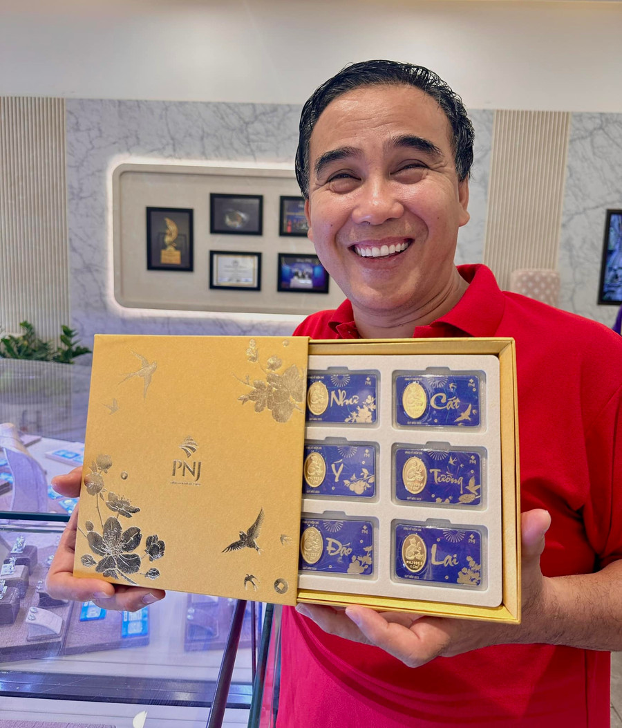 Quyền Linh hào hứng chia sẻ chuyện đi mua vàng đầu năm để lấy vía. Nam MC quốc dân viết: "Đầu năm mua vàng, may mắn, hanh thông cả năm... Có thờ có thiêng, có kiêng có lành. Ai chờ được thì nên mua vào mùng 10 - vía Thần Tài sẽ tốt hơn nhé. Chúc bà con 1 năm làm ăn thuận lợi, sung túc cả năm...". Quyền Linh hào hứng chia sẻ chuyện đi mua vàng đầu năm để lấy vía. Nam MC quốc dân viết: "Đầu năm mua vàng, may mắn, hanh thông cả năm... Có thờ có thiêng, có kiêng có lành. Ai chờ được thì nên mua vào mùng 10 - vía Thần Tài sẽ tốt hơn nhé. Chúc bà con 1 năm làm ăn thuận lợi, sung túc cả năm...".