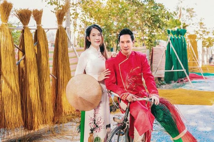 Vợ chồng Lý Hải - Minh Hà rực rỡ trong tà áo dài vô cùng nổi bật.