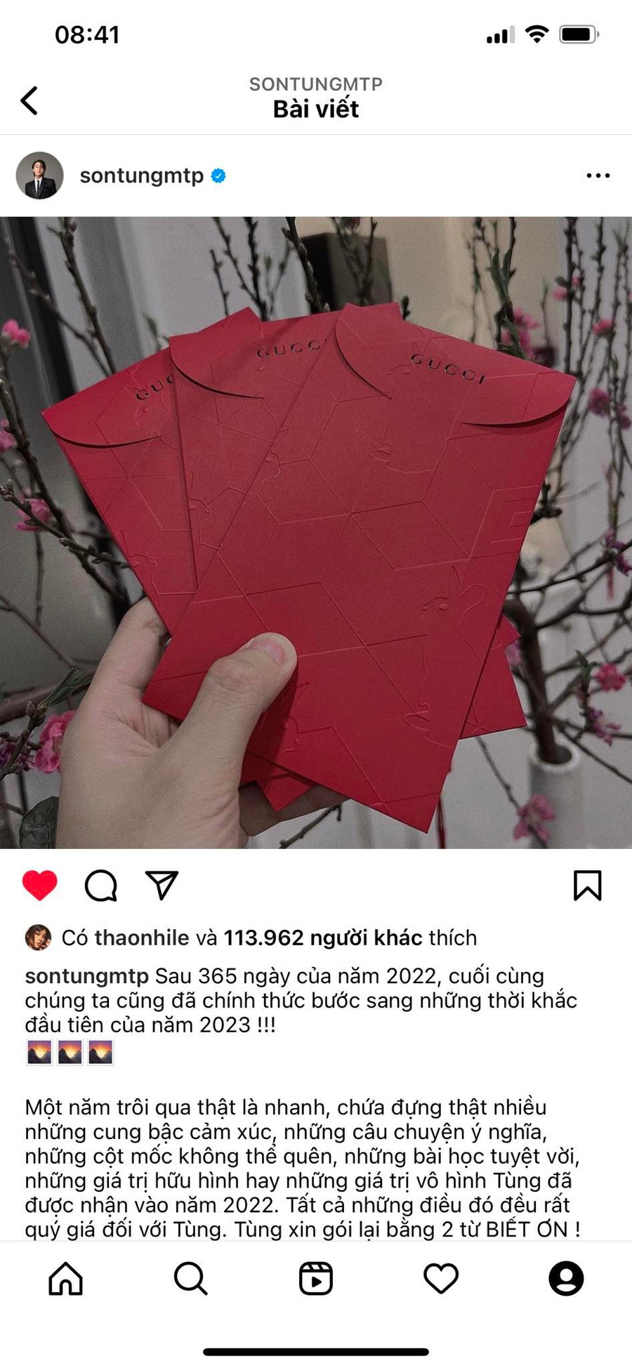 Nhân dịp đầu xuân năm mới, nam ca sĩ Sơn Tùng M-TP nhắn nhủ: "Tùng xin chúc cho tất cả mọi người sẽ có một năm 2023 thật tưng bừng, ước gì được đấy, tràn ngập niềm vui, tràn ngập hạnh phúc, tràn ngập may mắn trong cuộc sống cũng như trong công việc. Và đặc biệt, Tùng xin chúc cho mọi người sẽ có một sức khoẻ thật tốt. Vì có sức khoẻ, chúng ta sẽ có tất cả! Năm 2023 hứa hẹn thật nhiều những điều tuyệt vời đang chờ chúng ta ở phía trước! Đừng chần chừ, hãy chạy thật nhanh về phía trước nhé! Tùng yêu mọi người rất nhiều! Nhân dịp đầu xuân năm mới, nam ca sĩ Sơn Tùng M-TP nhắn nhủ: "Tùng xin chúc cho tất cả mọi người sẽ có một năm 2023 thật tưng bừng, ước gì được đấy, tràn ngập niềm vui, tràn ngập hạnh phúc, tràn ngập may mắn trong cuộc sống cũng như trong công việc. Và đặc biệt, Tùng xin chúc cho mọi người sẽ có một sức khoẻ thật tốt. Vì có sức khoẻ, chúng ta sẽ có tất cả! Năm 2023 hứa hẹn thật nhiều những điều tuyệt vời đang chờ chúng ta ở phía trước! Đừng chần chừ, hãy chạy thật nhanh về phía trước nhé! Tùng yêu mọi người rất nhiều!