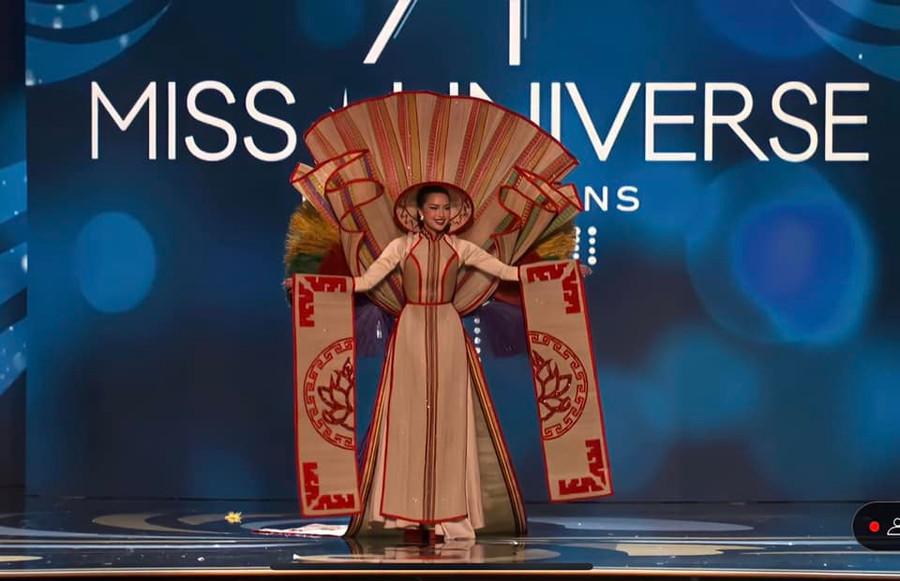 Bộ trang phục dân tộc Ngọc Châu trình diễn có tên &quot;Chiếu Cà Mau&quot;.