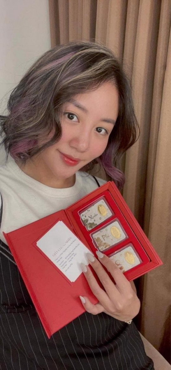 Ca sĩ Văn Mai Hương cũng chia sẻ hình ảnh sắm vàng nhân ngày vía Thần Tài: &quot;Trộm vía, dịp này ai cũng nên mua chút vàng cầu may nhé mọi người. Hương sợ đông vào ngày đó nên tranh thủ mua trước. Qua ngày mùng 6 đến mùng 10 thì đều hợp ngày để mua vàng Thần Tài. Năm mới chúc tất cả mọi người cùng phát tài nhé, nhớ phải mua chút vàng đầu năm nha&quot;.