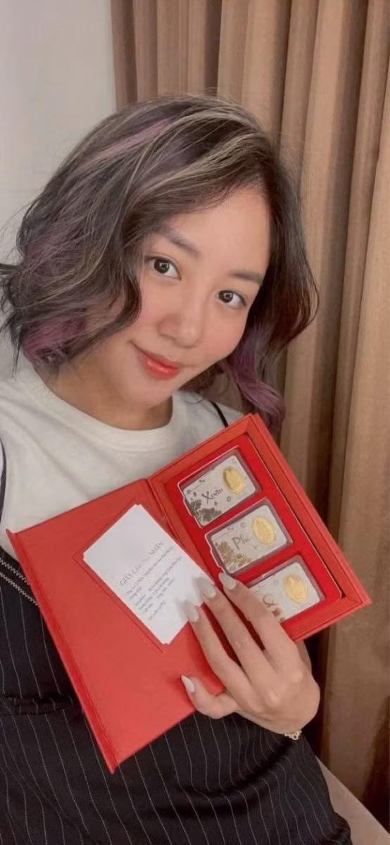 Ca sĩ Văn Mai Hương cũng chia sẻ hình ảnh sắm vàng nhân ngày vía Thần Tài: "Trộm vía, dịp này ai cũng nên mua chút vàng cầu may nhé mọi người. Hương sợ đông vào ngày đó nên tranh thủ mua trước. Qua ngày mùng 6 đến mùng 10 thì đều hợp ngày để mua vàng Thần Tài. Năm mới chúc tất cả mọi người cùng phát tài nhé, nhớ phải mua chút vàng đầu năm nha".