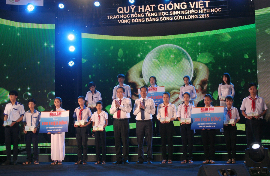 Đồng chí Trần Thanh Mẫn - Chủ tịch Uỷ ban Trung ương MTTQ Việt Nam và đồng chí Thuận Hữu - Tổng Biên tập Báo Nhân Dân trao học bổng cho các em HS