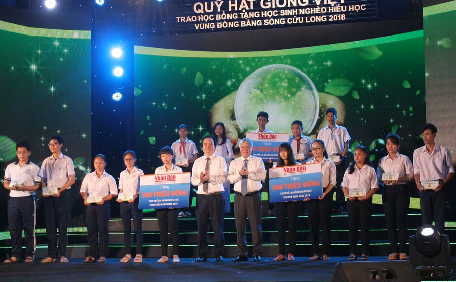 Bộ trưởng Bộ GD&ĐT Phùng Xuân Nhạ và đồng chí Đỗ Văn Chiến - Bộ Trưởng - Chủ nhiệm Uỷ ban Dân tộc trao học bổng cho các em HS