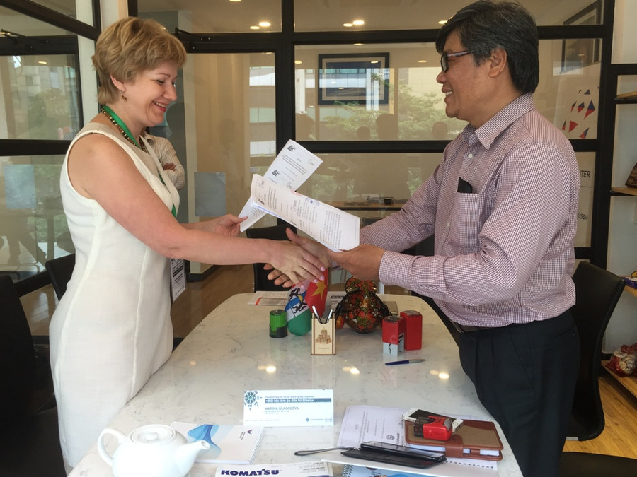 Đại diện “Innovation Business Group”, Siberia và Đại diện của Doanh nghiệp Việt Nam trong lĩnh vực sản xuất nông nghiệp ký kết Biên bản ghi nhớ về hợp tác thương mại các sản phẩm nông nghiệp