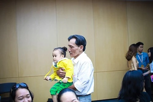 Thương Tín và bi hài câu chuyện "cha già nuôi con mọn"