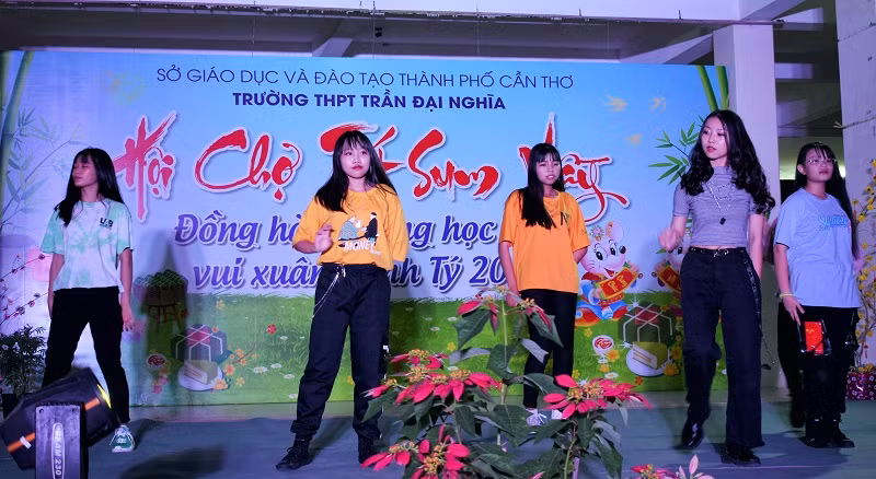 Học sinh Trường THPT Trần Đại Nghĩa (Cần Thơ) tham gia Hội chợ xuân năm 2020 – hoạt động mà các em không thể tham gia vì dịch bệnh 2 năm nay.