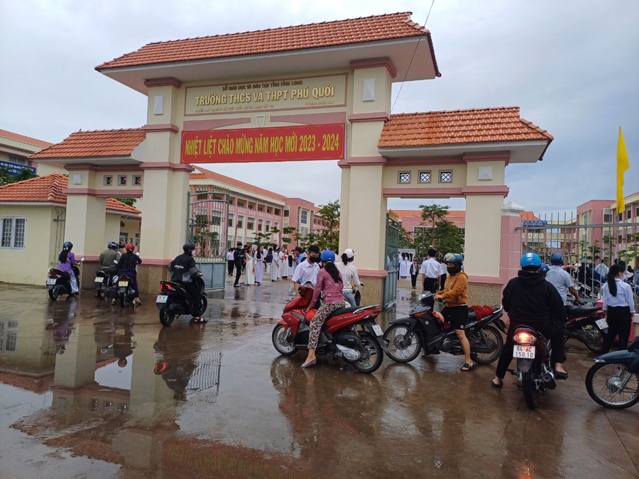 Học sinh Vĩnh Long đội mưa đến trường. Học sinh Vĩnh Long đội mưa đến trường.