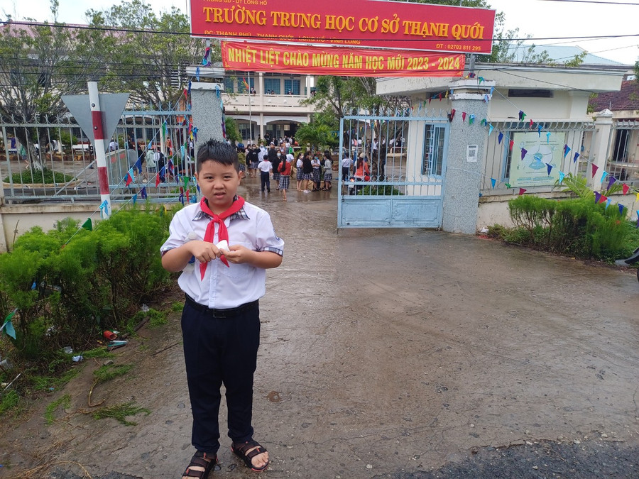 Em Hồ Phước Đại, học sinh lớp 6/1 hân hoan đến trường chào năm học mới. Em Hồ Phước Đại, học sinh lớp 6/1 hân hoan đến trường chào năm học mới.